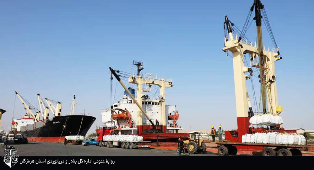 بارگیری همزمان ۳ فروند کشتی صادراتی در بندر شهید باهنر