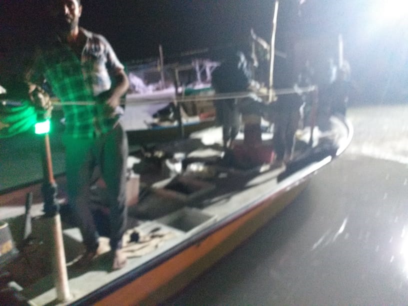 نجات ۴ نفر از سرنشینان قایق غیر مجاز در آب های   بندر تیاب