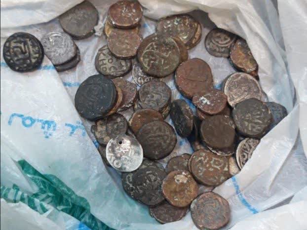کشف ۵۶ قطعه سکه تاریخی در فرودگاه بین‌المللی بندرعباس/ دو نفر در این رابطه دستگیر شدند