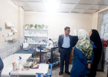 بازدید سرزده مدیر شبکه بهداشت و درمان حاجی‌آباد از مطب‌های بخش خصوصی این شهرستان