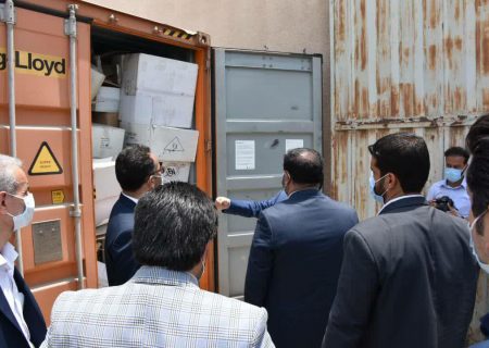 صدور دستور قضایی برای ترخیص ۳۰۰۰ کانتینر کالای رها شده در بندر شهید باهنر بندرعباس