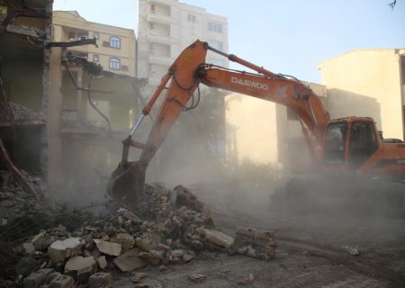 تخریب خانه های متروکه در محله امیرآباد با حضور دادستان