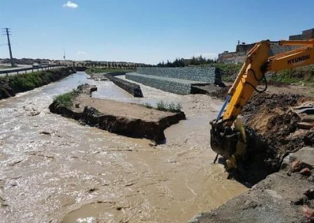 تخریب ۶ سازه غیرمجاز در حریم و بستر رودخانه اتخان شهرستان بستک