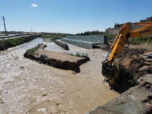 تخریب ۶ سازه غیرمجاز در حریم و بستر رودخانه اتخان شهرستان بستک