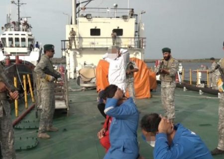 توقیف شناور حامل ۱۵۰ هزار لیتر سوخت قاچاق توسط نیروی دریایی سپاه در خلیج فارس