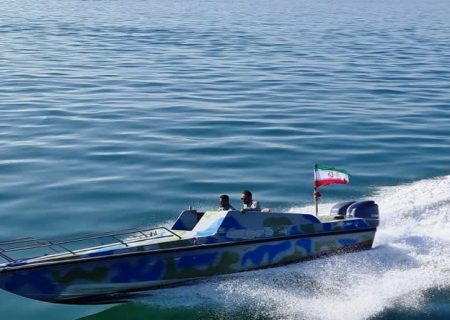 توقیف یک فروند قایق غیرمجاز ترال متخلف در آب های جاسک
