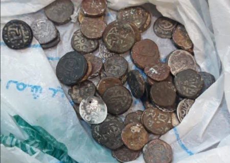 کشف ۵۶ قطعه سکه تاریخی در فرودگاه بین‌المللی بندرعباس/ دو نفر در این رابطه دستگیر شدند