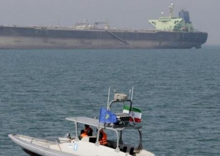 توقیف کشتی خارجی حامل ۱۲۵ هزار لیتر سوخت قاچاق توسط نیروی دریایی سپاه در خلیج‌فارس