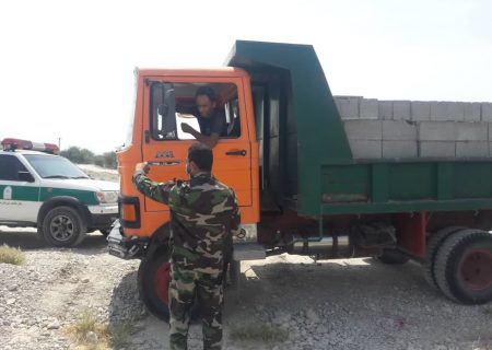 توقف عملیات  تخلیه مصالح ساختمانی در اراضی ملی  منطقه سرخون توسط یگان حفاظت بندرعباس  