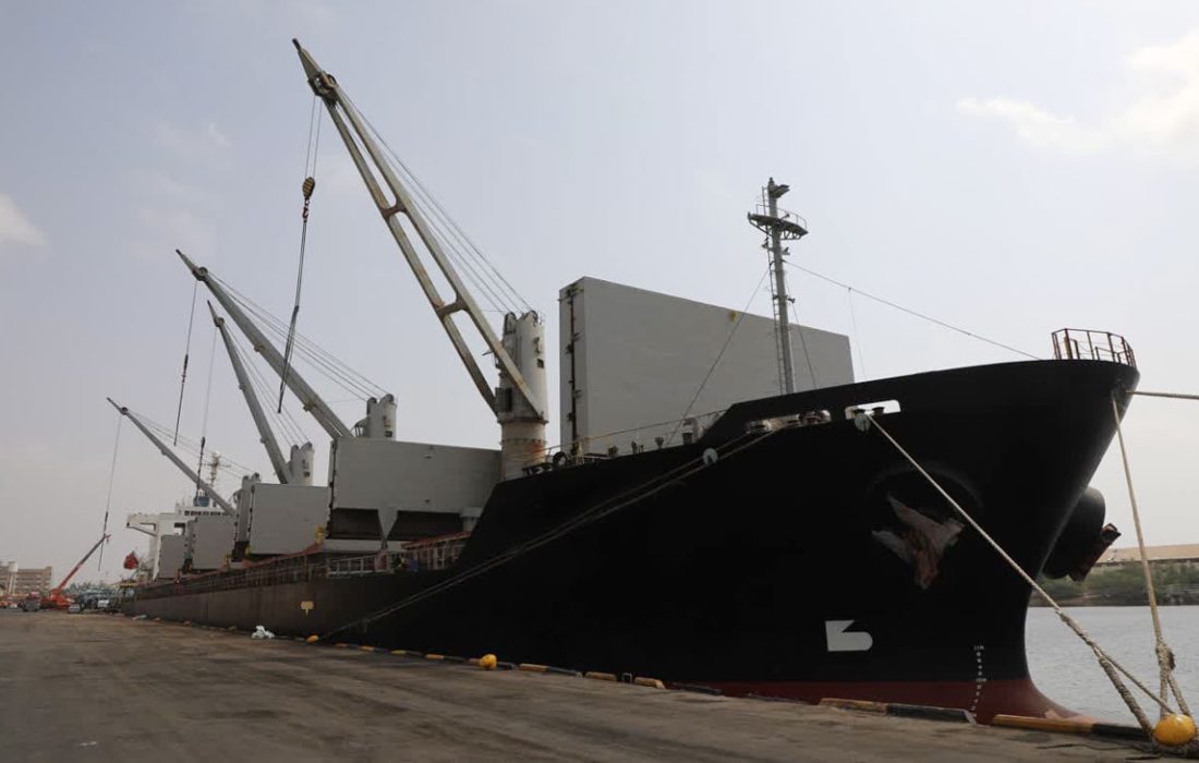بارگیری کشتی ۳۳ هزار تنی حامل خاک آهن و روی در بندر شهید باهنر