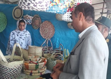 به مناسبت هفته دولت نمایشگاه یک روزه صنایع‌دستی در حاجی آباد برگزار شد