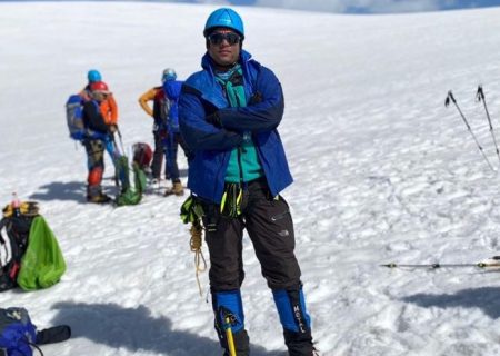 صعود کوهنورد هرمزگانی به قله کازبک گرجستان