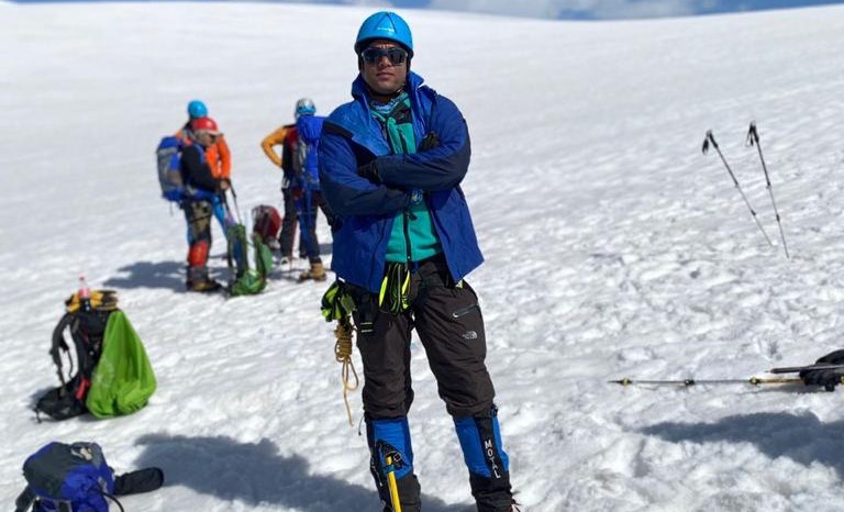 صعود کوهنورد هرمزگانی به قله کازبک گرجستان