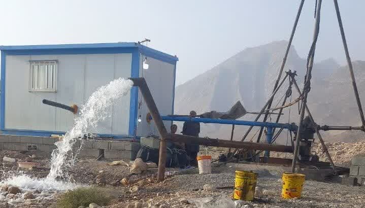 انجام عملیات کف شکنی و افزایش آبدهی چاه های تامین آب روستاهای سیروئیه و جائین حاجی آباد