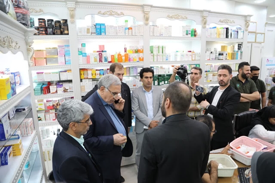 بازدید سرزده وزیر بهداشت از داروخانه‌ها و مراکز درمانی استان