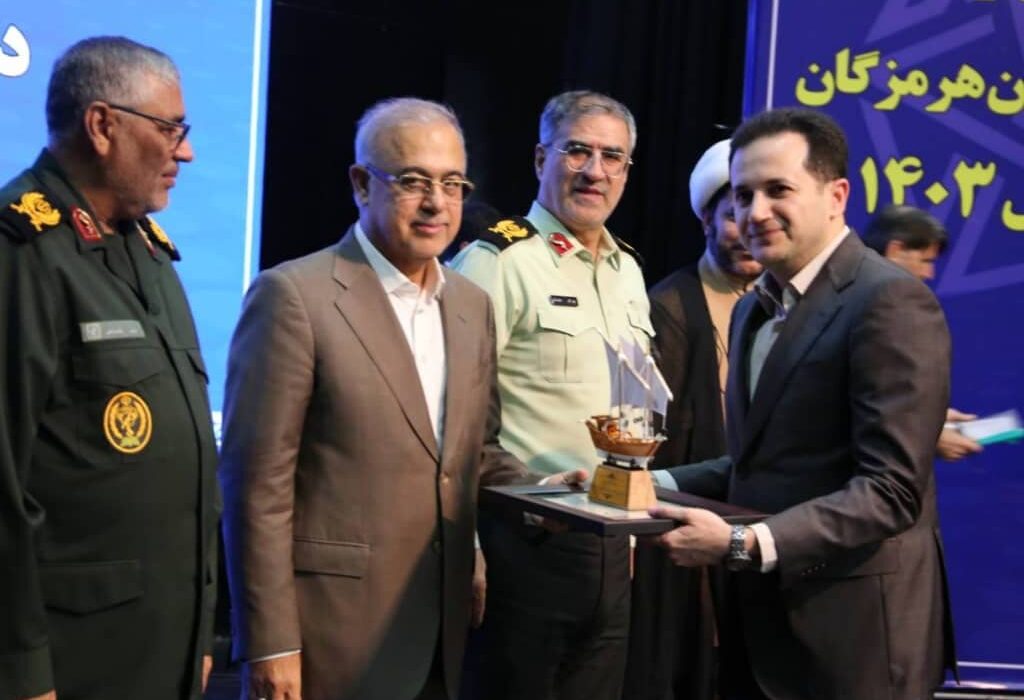 تقدیر از امیر امیری زاده به پاس توسعه سرمایه‌گذاری در هرمزگان
