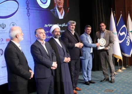 نشان عالی مدیرسال به مدیرعامل شرکت آب و فاضلاب هرمزگان اعطا شد