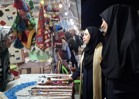 تأکید بر حمایت از هنرمندان بومی و توسعه بازارهای صنایع‌دستی