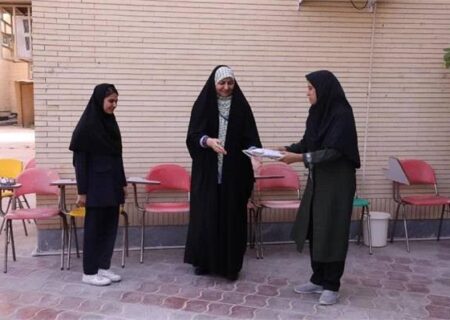 تقدیر از دانش آموزان برتر در هنرستان دخترانه هنرهای زیبا بندرعباس