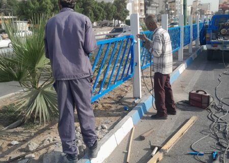 مرمت و بازسازی نرده‌های رفیوژ میانی بلوار ساحلی برای ارتقای ایمنی تردد شهروندان