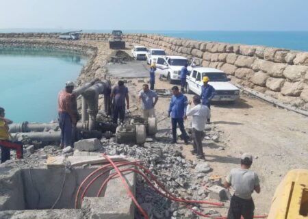 عملیات شبانه روزی بازسازی آب شیرین کن غرب جاسک ادامه دارد/ آب شیرین‌کن بونجی جاسک به زودی وارد مدار می شود