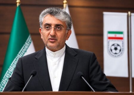 تجلیل از بانوان قهرمان فوتبال ساحلی شهرداری بندرعباس در آیین قرعه‌کشی لیگ‌های برتر هرمزگان