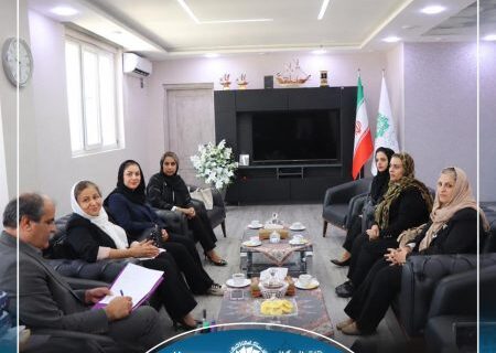 بررسی چالش‌های مالیاتی بانوان فعال اقتصادی هرمزگان در نشست با مدیرکل امور مالیاتی استان